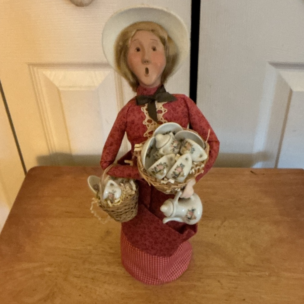 Byers’ Choice 2000 “Cries of London”China Vendor